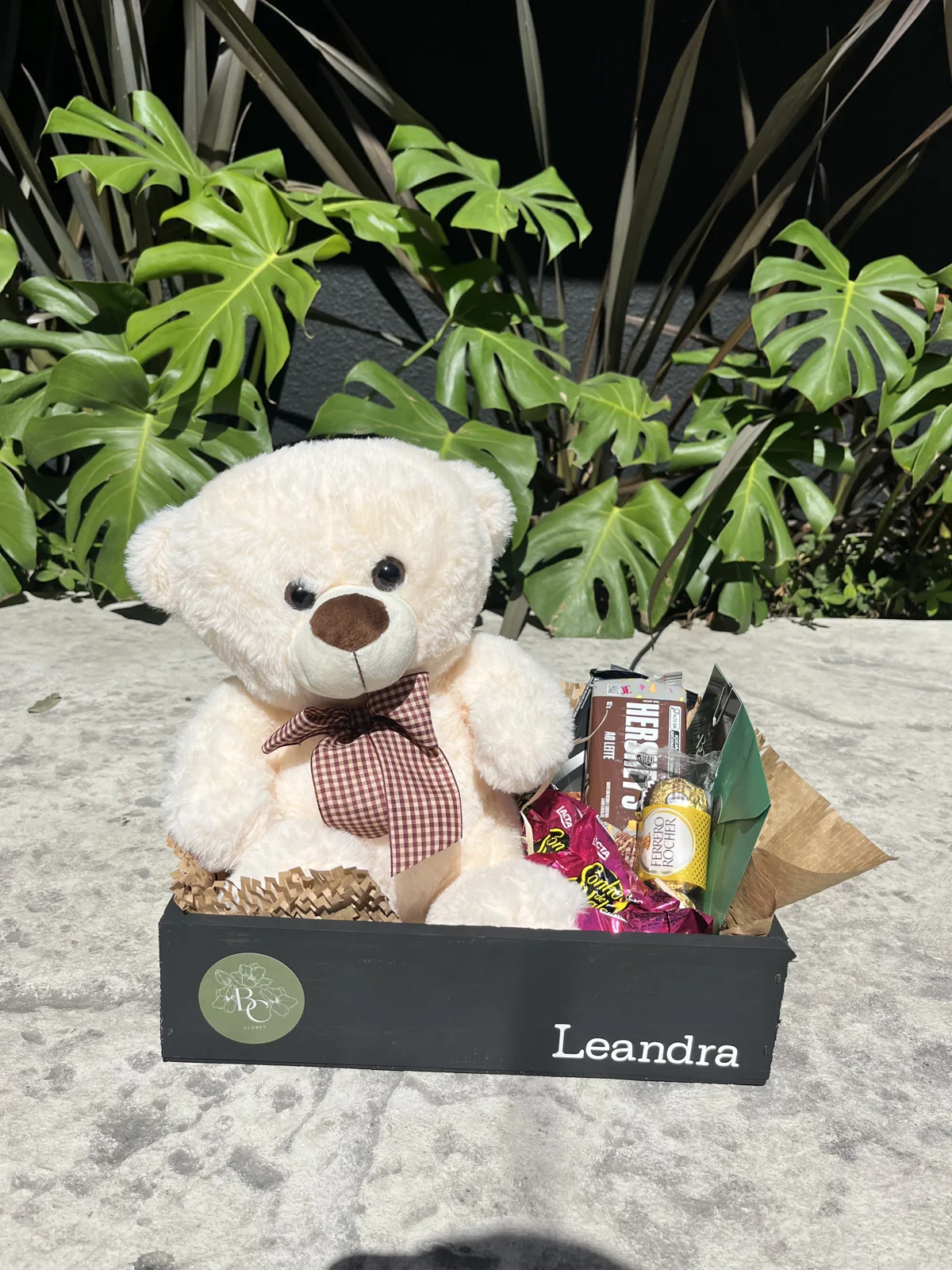Caixa de presente personalizada com urso de pelúcia e outros itens