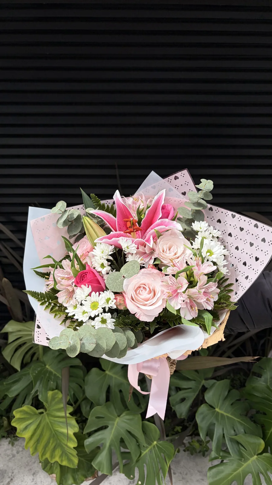 Buquê artesanal da BC Flores com rosas, lírios e flores brancas