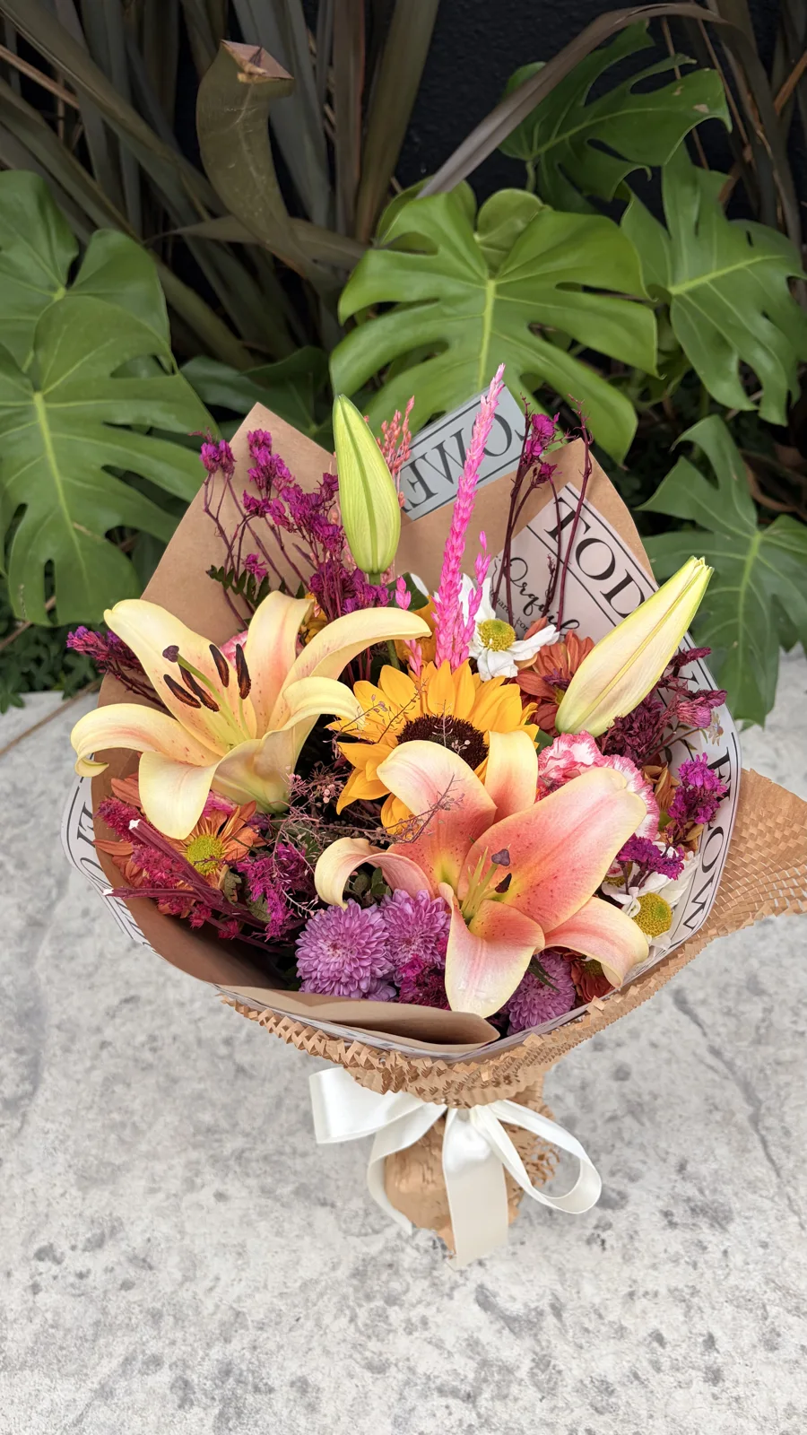 Buquê colorido com lírios e flores variadas